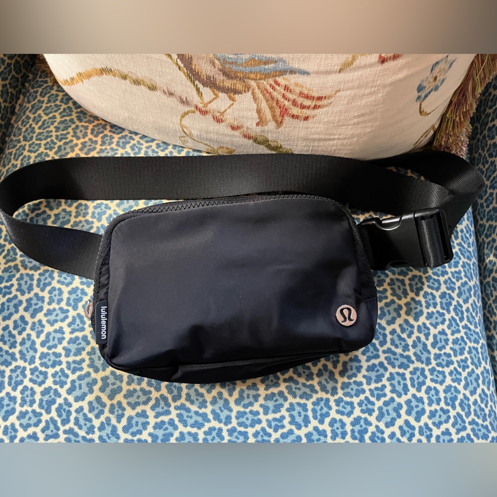 NEW Lululemon Classic Black Belt Bag no tags, unused- perfect condition!